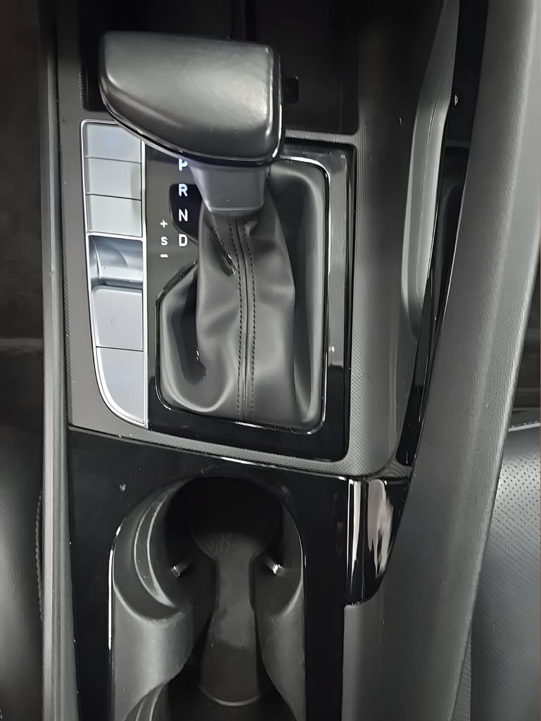 Certified 2025 Hyundai Elantra Limited FWD image 36