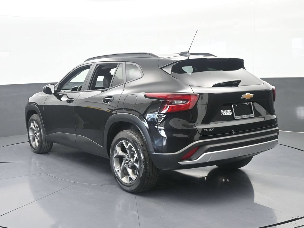 Used 2026 Chevrolet Trax LT FWD image 4