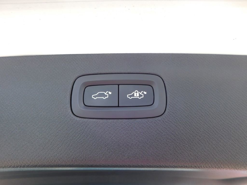 Used 2020 Volvo XC90 T5 Momentum w/ Protection Package Premier image 19
