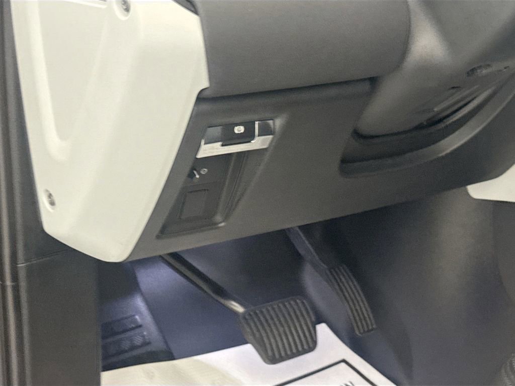 Used 2023 Land Rover Defender 130 SE image 9