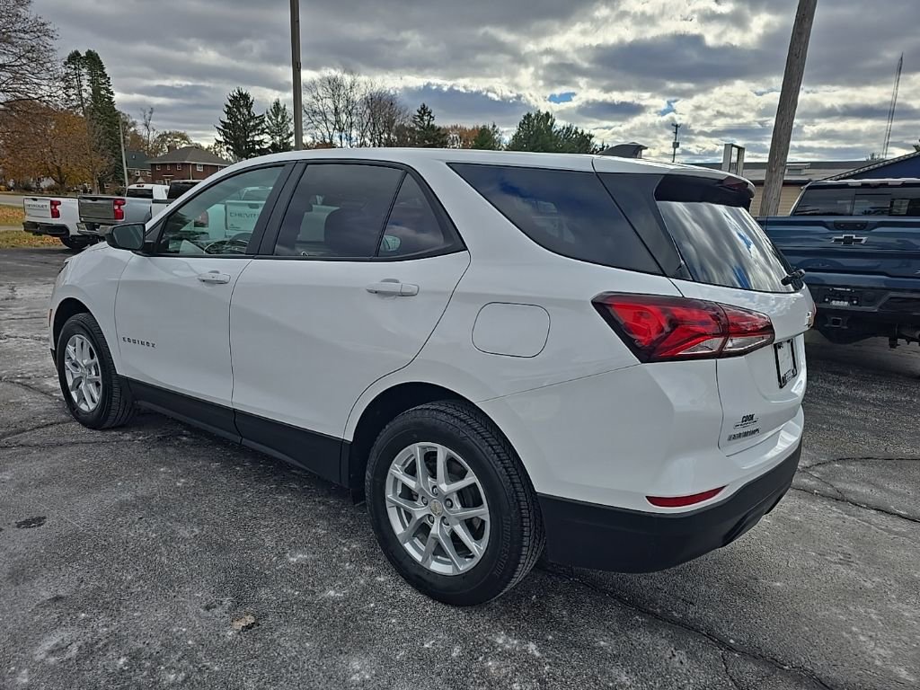 Used 2024 Chevrolet Equinox LS w/ LS Convenience Package image 3