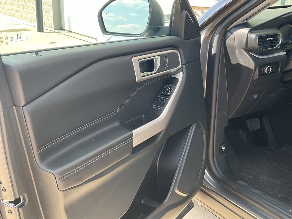 Used 2023 Ford Explorer XLT w/ Equipment Group 202A image 8