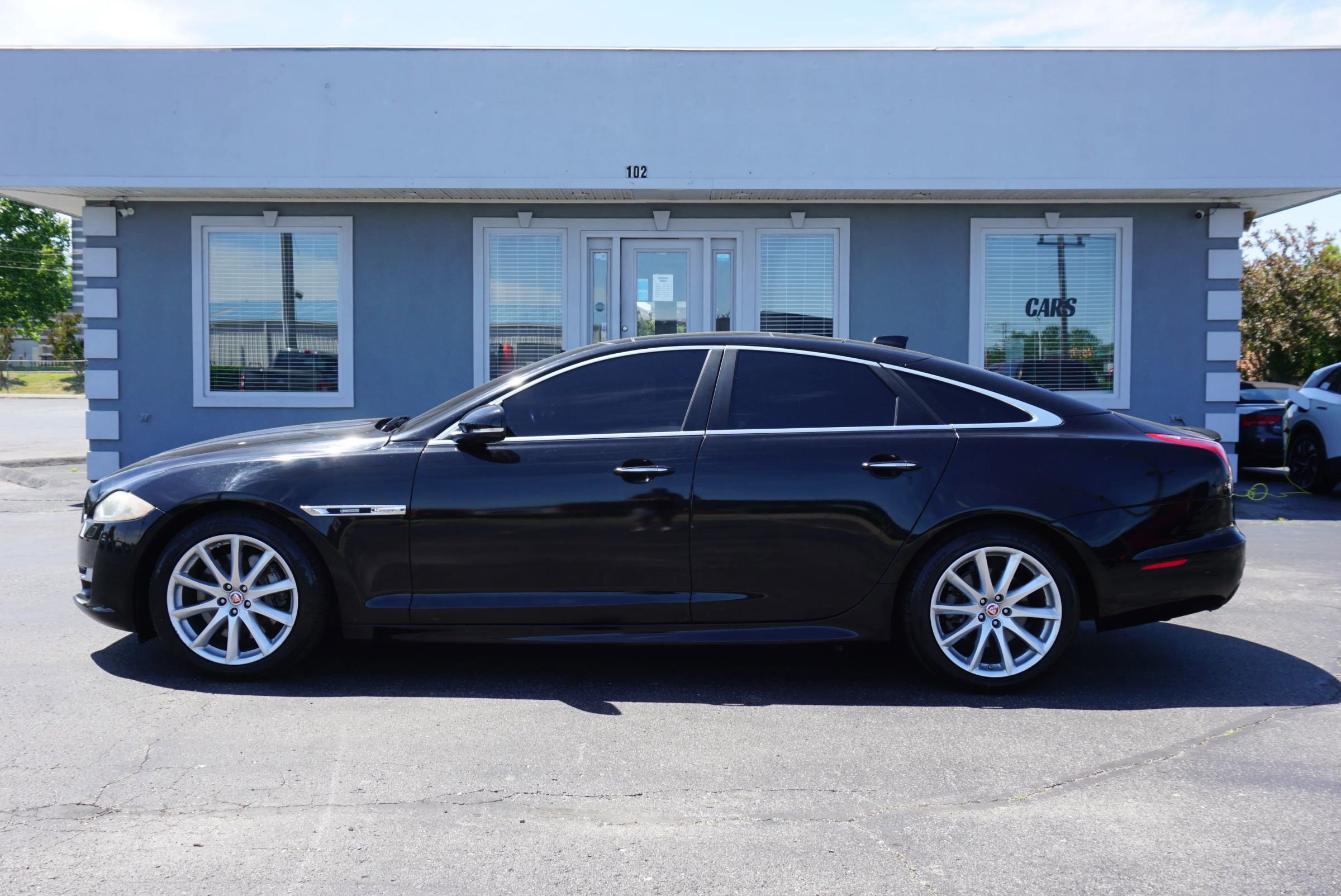 Used 2016 Jaguar XJ R-Sport RWD image 8