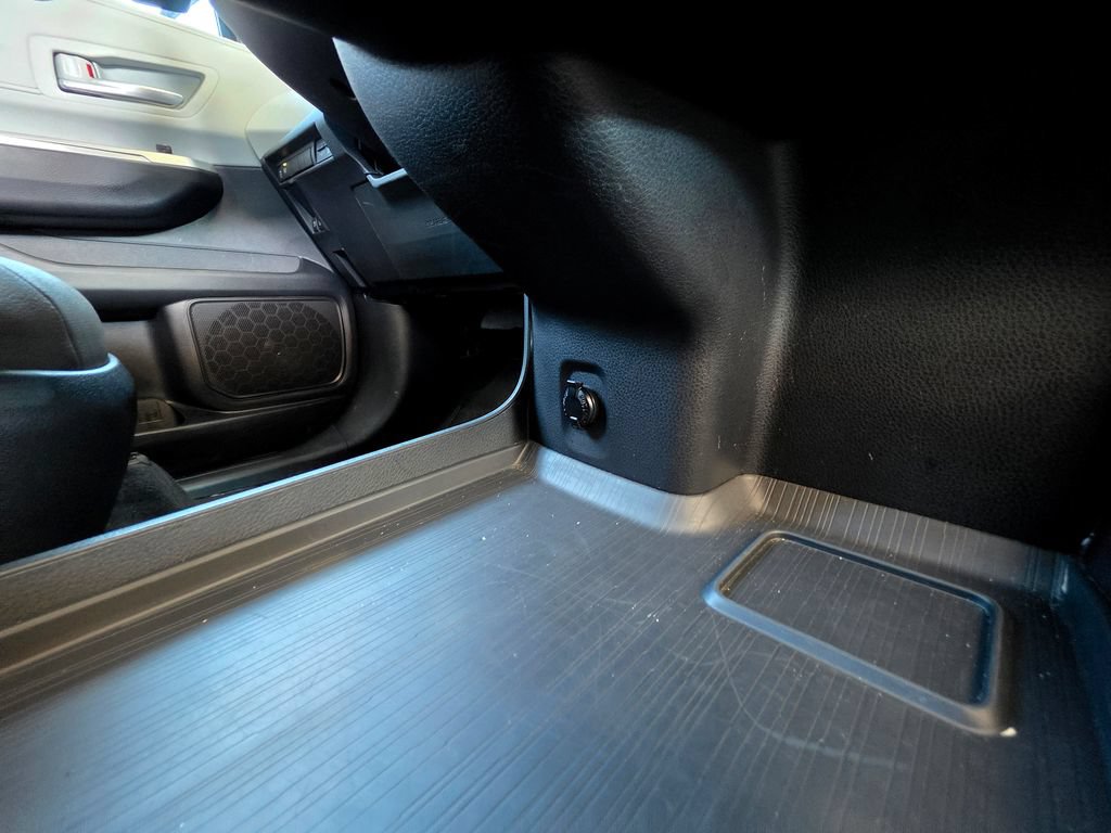 Used 2025 Toyota Sienna XLE FWD image 69