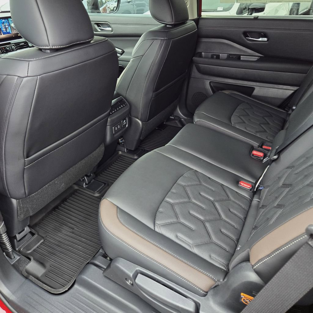New 2026 Nissan Pathfinder SL w/ SL Premium Package image 11
