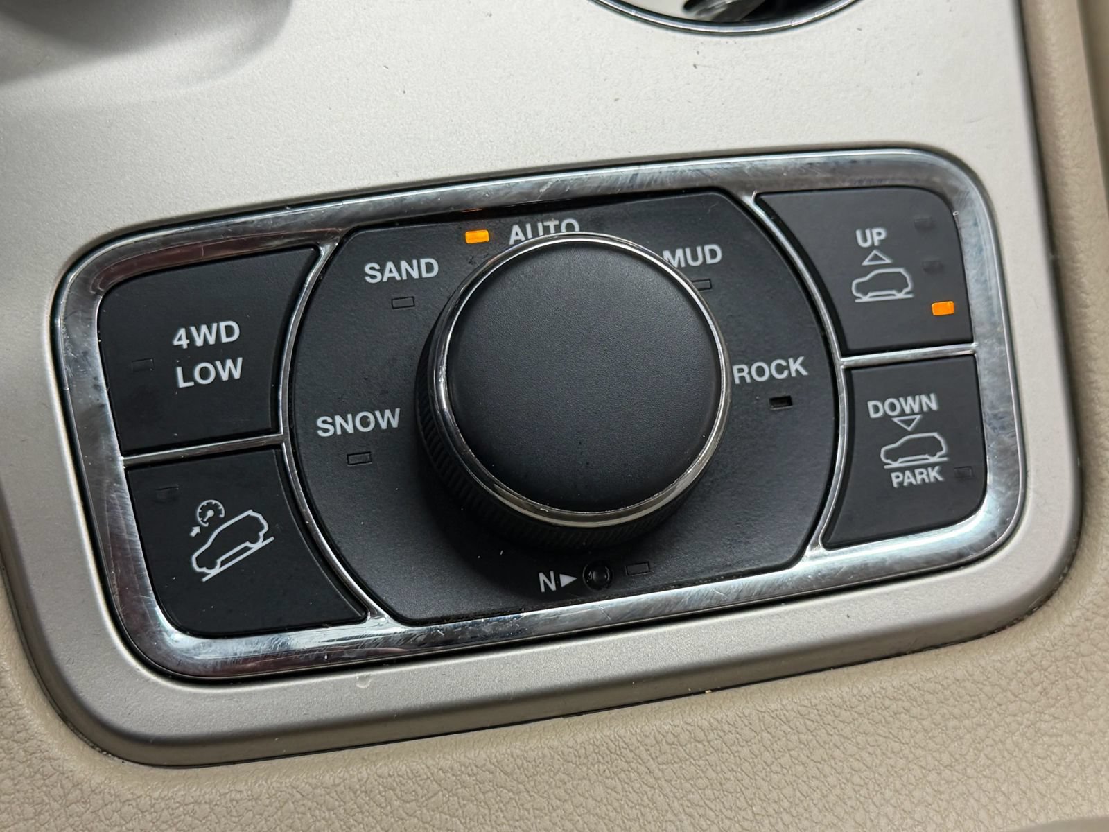 Used 2015 Jeep Grand Cherokee Overland AWD/4WD image 32