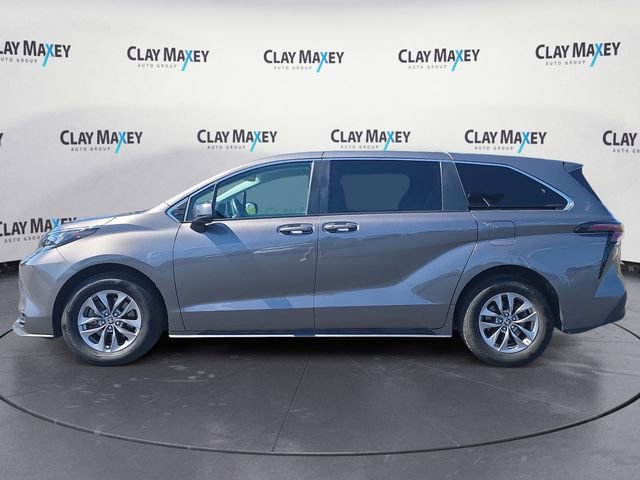 Used 2024 Toyota Sienna LE FWD image 2