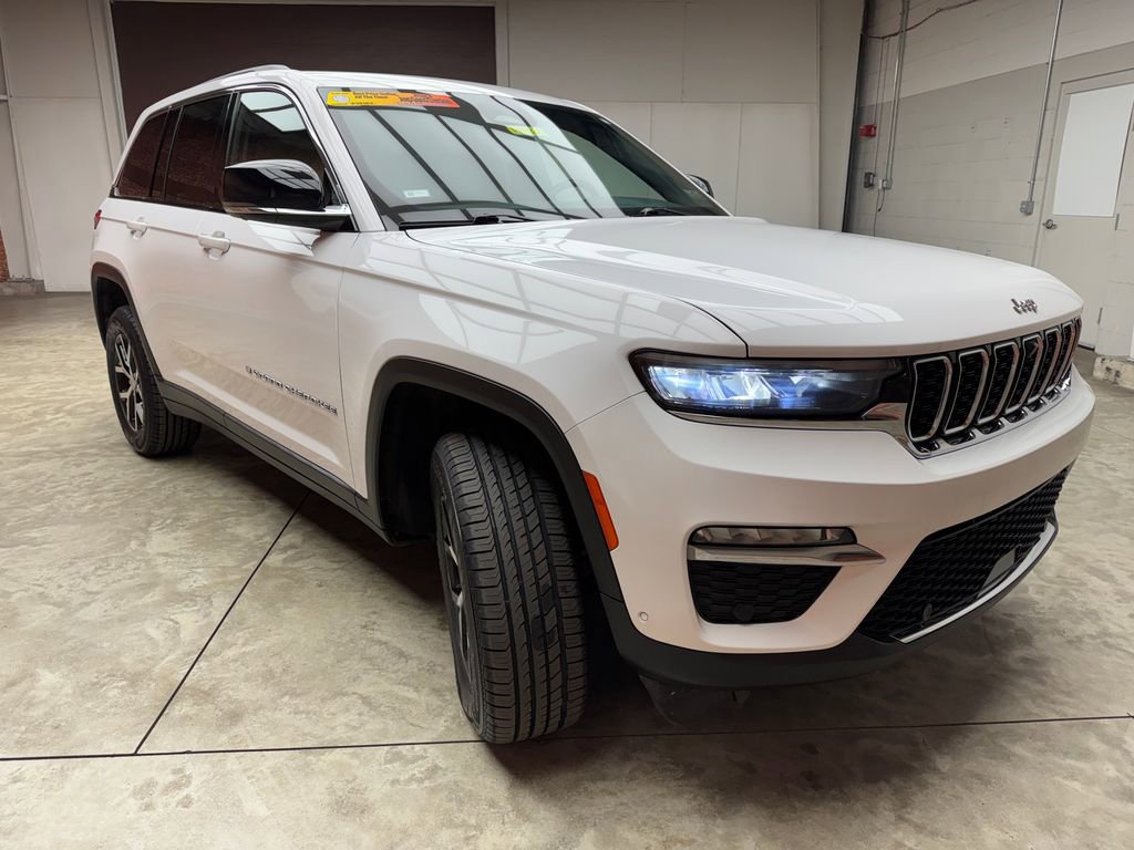 Used 2023 Jeep Grand Cherokee Limited w/ Luxury Tech Group II AWD/4WD image 5