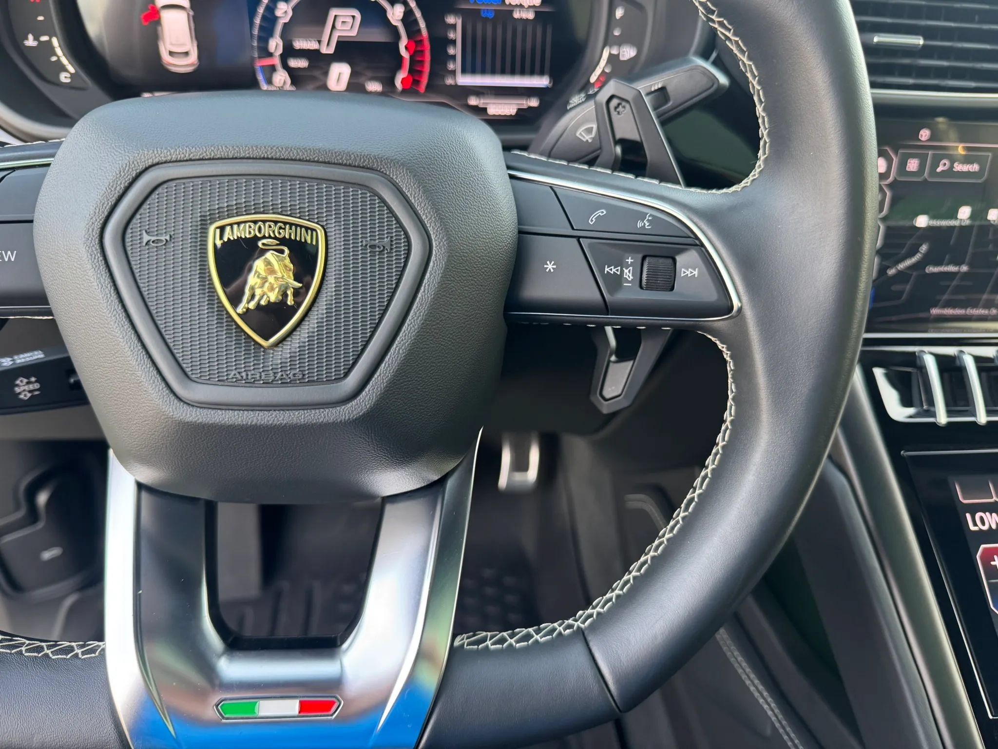 Used 2022 Lamborghini Urus AWD/4WD image 40