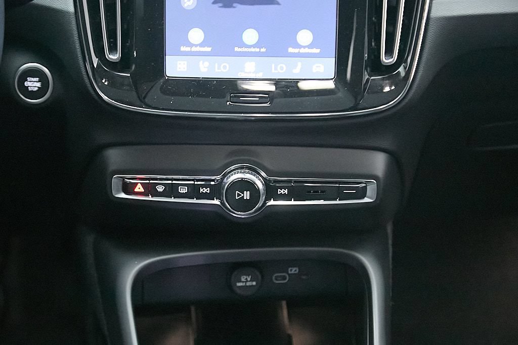 Certified 2025 Volvo XC40 B5 Ultra AWD/4WD image 29
