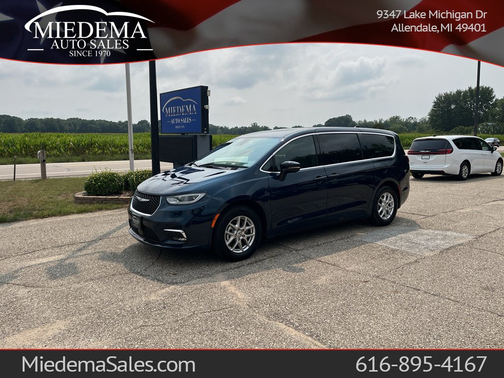 Used 2025 Chrysler Pacifica Select FWD image 1