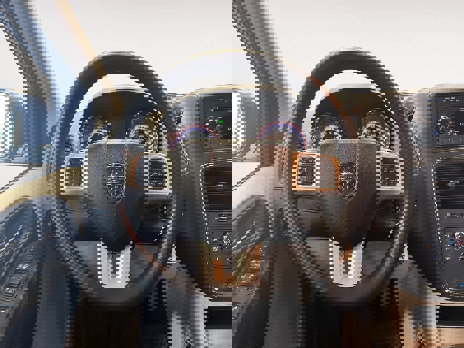 Used 2015 Dodge Grand Caravan SXT w/ UConnect Hands-Free Group image 13