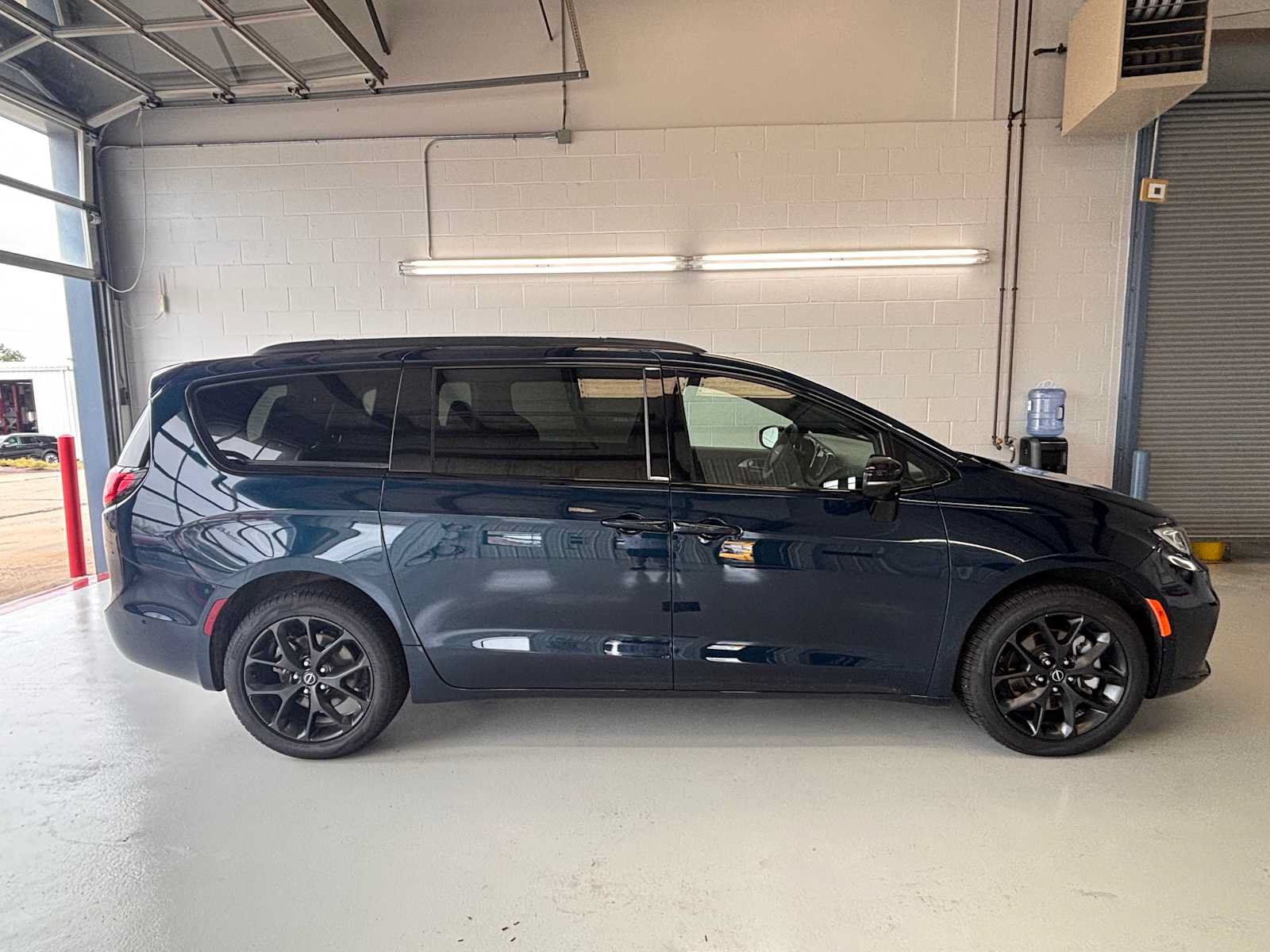 Certified 2025 Chrysler Pacifica Limited AWD/4WD image 2