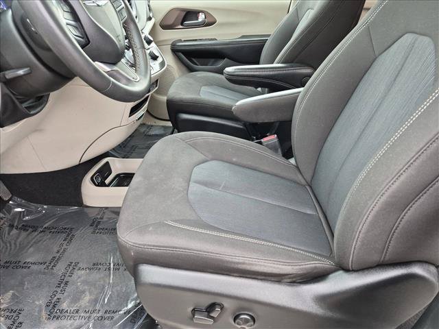 Used 2022 Chrysler Voyager LX FWD image 15