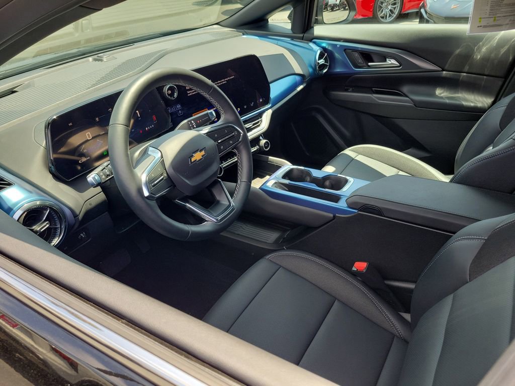 Used 2026 Chevrolet Equinox EV LT FWD image 3
