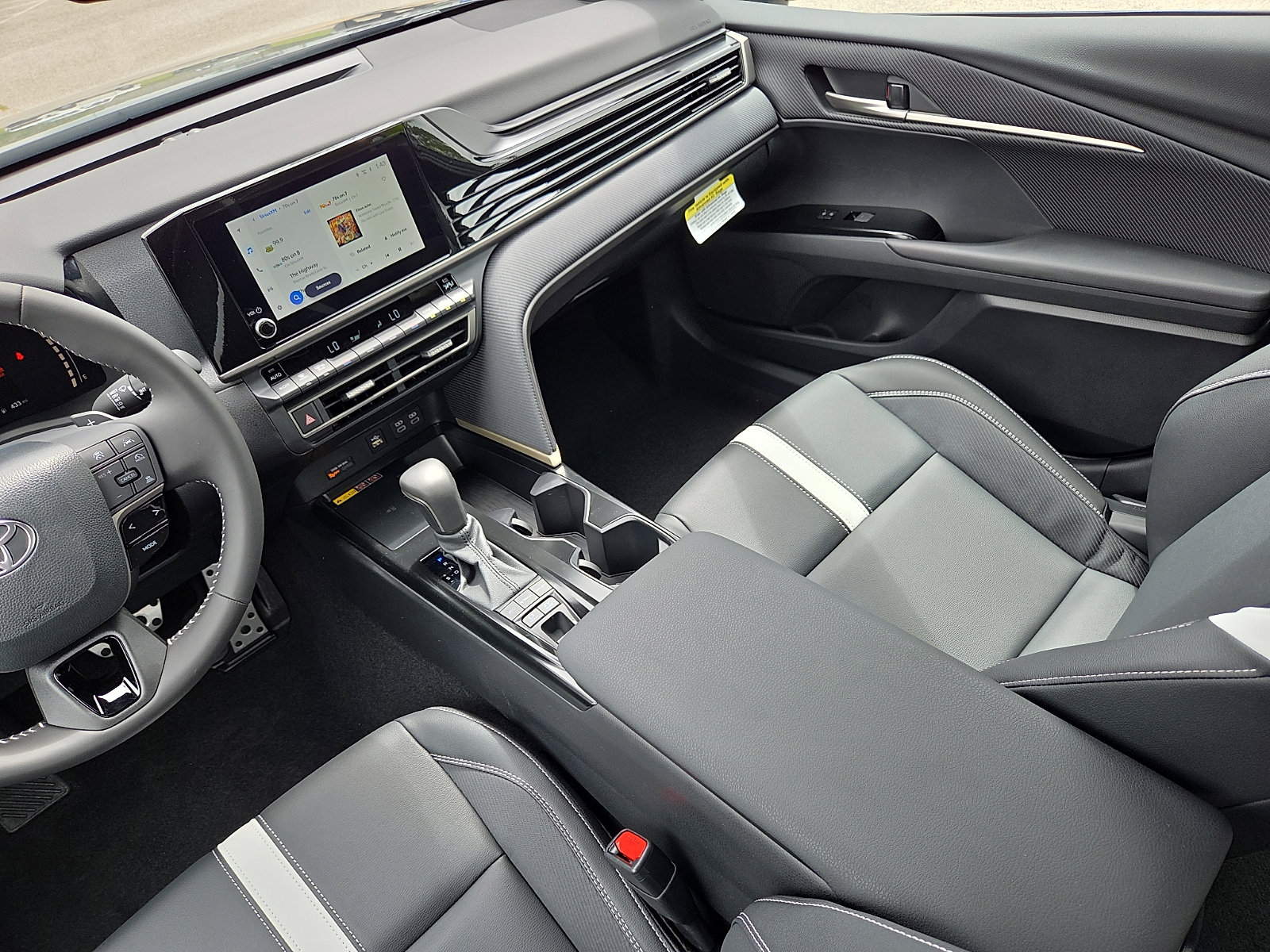 Used 2025 Toyota Camry SE FWD image 12