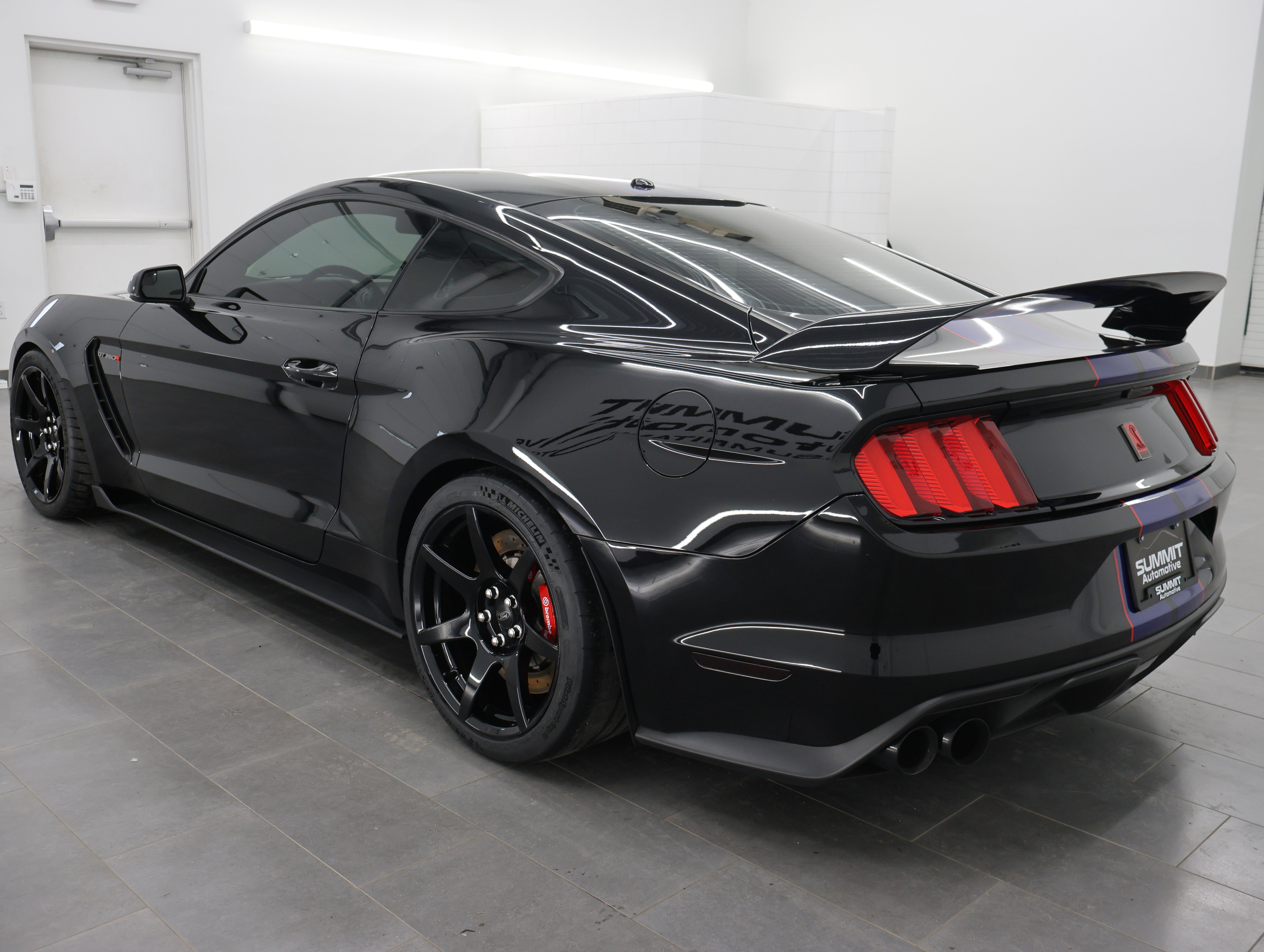 Used 2016 Ford Mustang Shelby GT350R w/ GT350R Equipment Group 920A RWD image 5