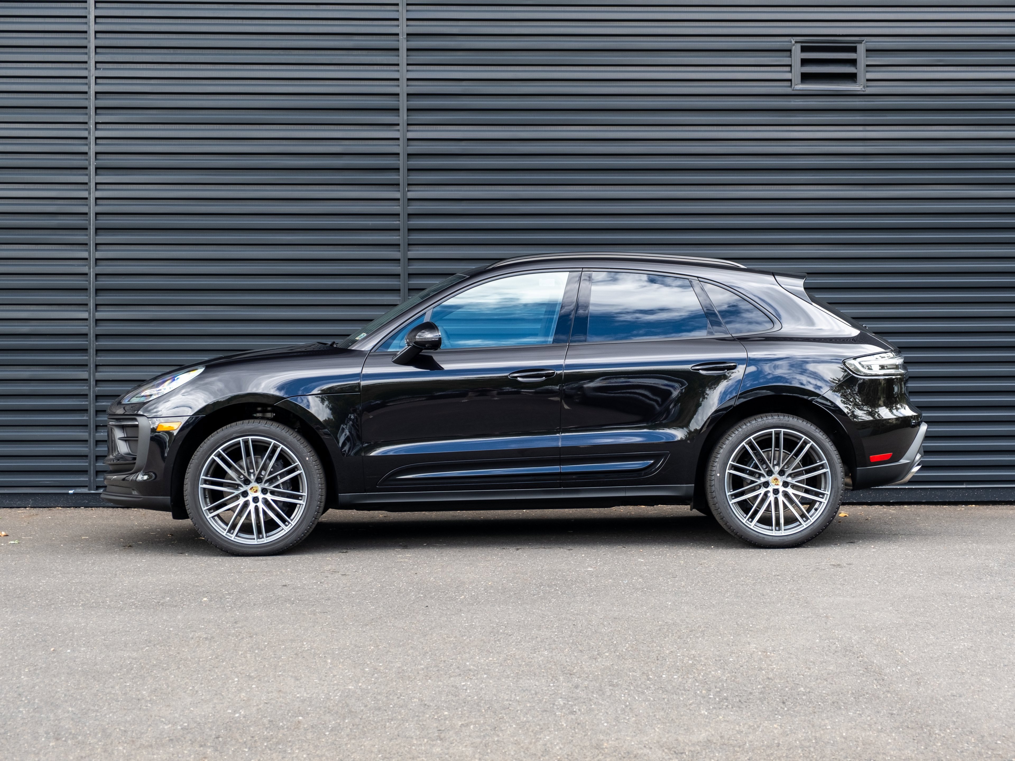 Certified 2025 Porsche Macan image 2