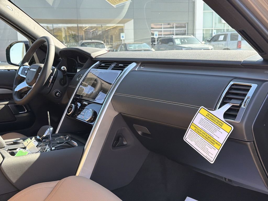 New 2026 Land Rover Discovery Dynamic SE image 18