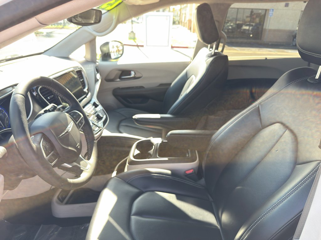 Used 2023 Chrysler Pacifica Touring-L image 14