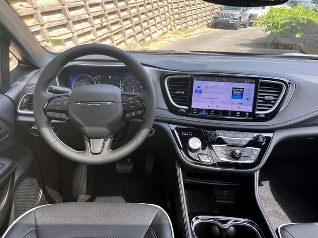 New 2027 Chrysler Pacifica Limited AWD/4WD image 4