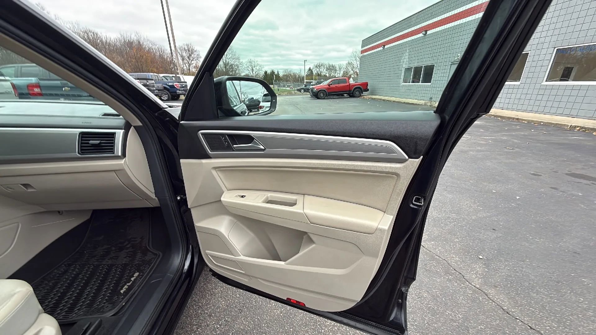 Used 2019 Volkswagen Atlas SE w/ Towing Package image 16