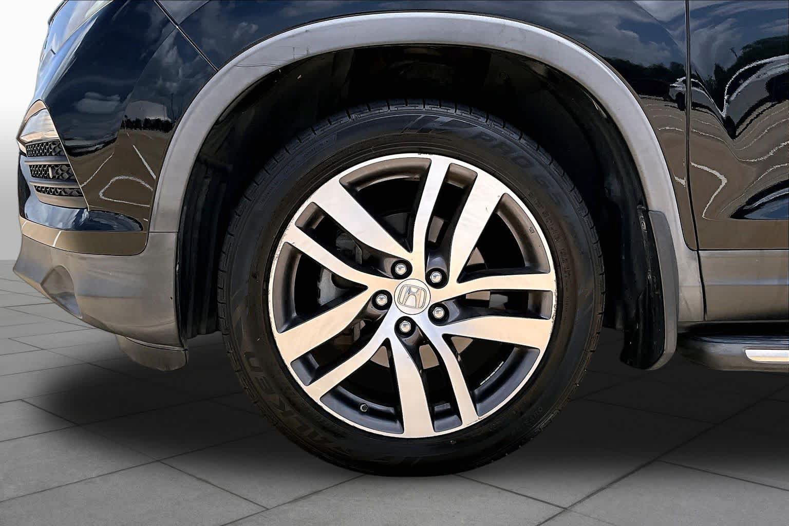 Used 2018 Honda Pilot Touring image 11