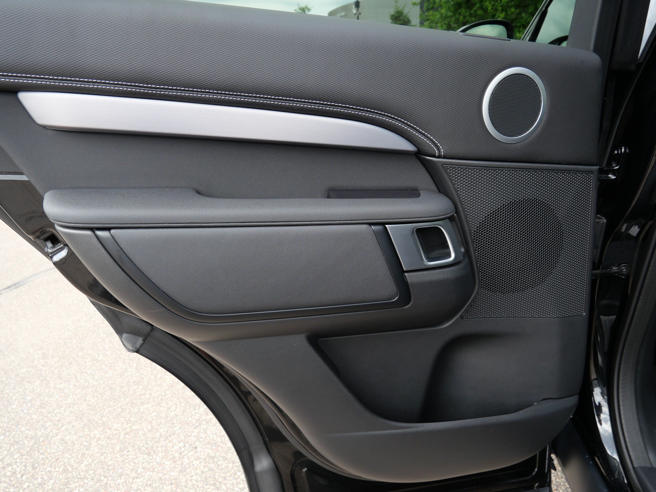 Certified 2025 Land Rover Discovery Dynamic SE AWD/4WD image 16