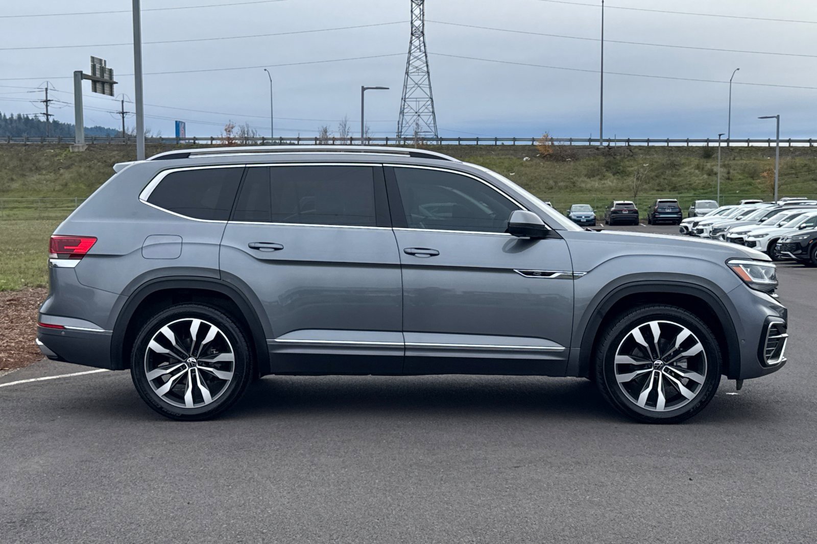 Used 2022 Volkswagen Atlas SEL Premium image 2