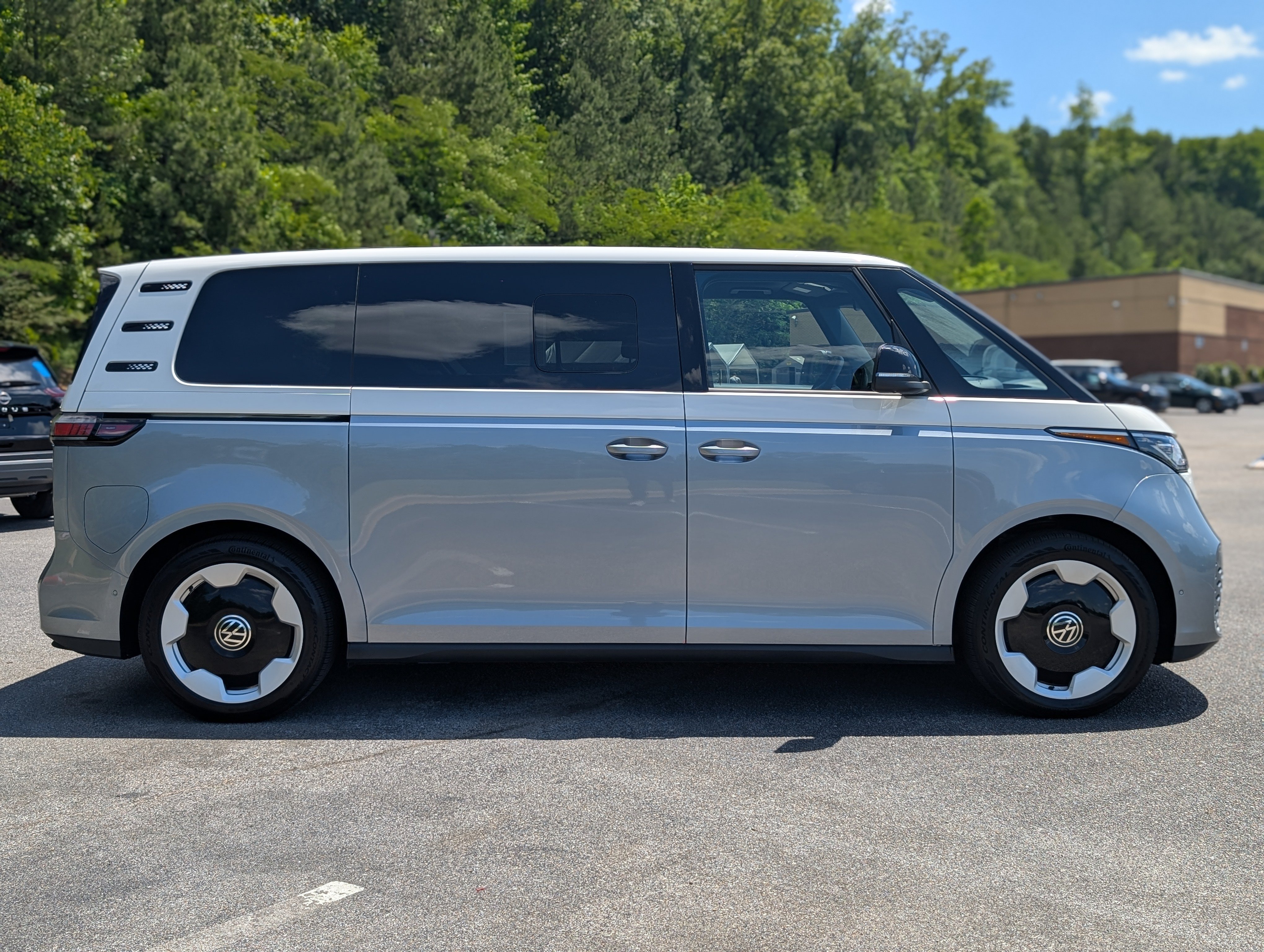 Used 2025 Volkswagen ID. Buzz Pro S Plus RWD image 10