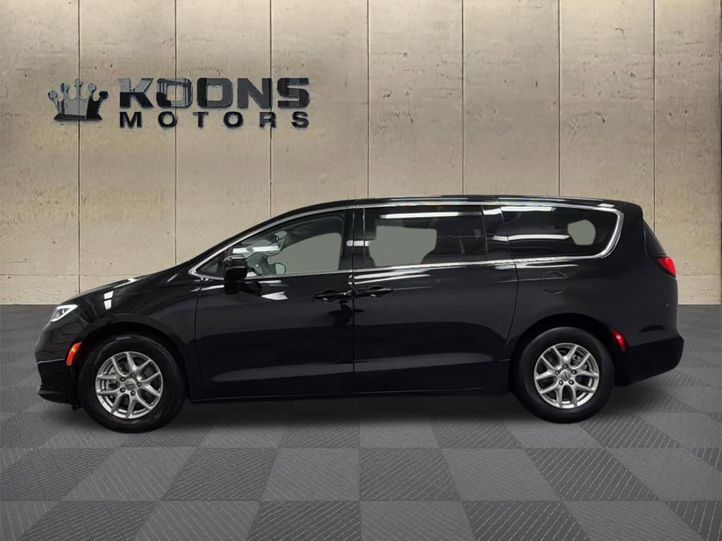 Used 2024 Chrysler Pacifica Touring-L image 4