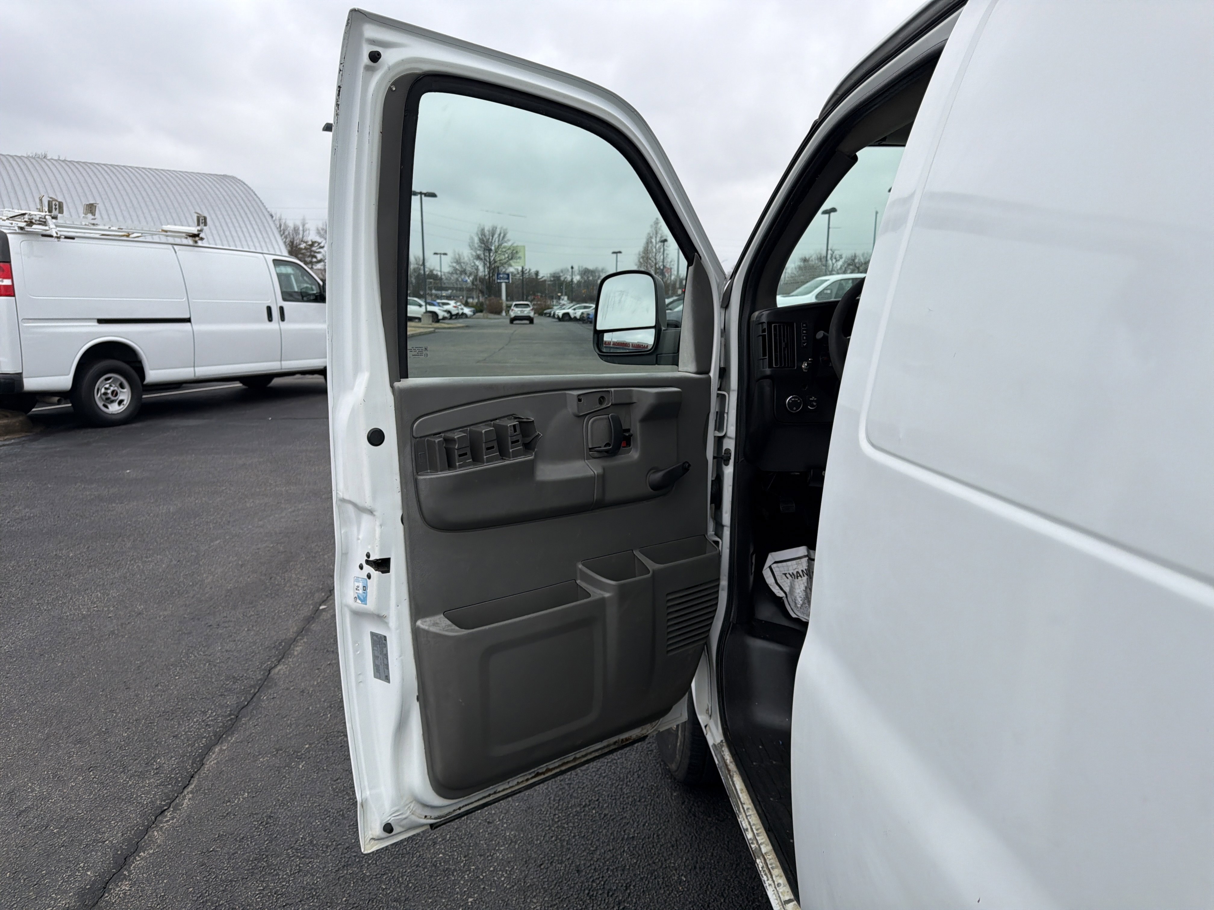 Used 2011 Chevrolet Express 2500 image 10