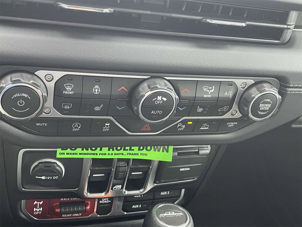 New 2025 Jeep Gladiator Mojave w/ Safety Group image 21