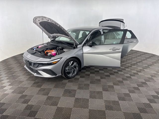 Used 2025 Hyundai Elantra SEL FWD image 13