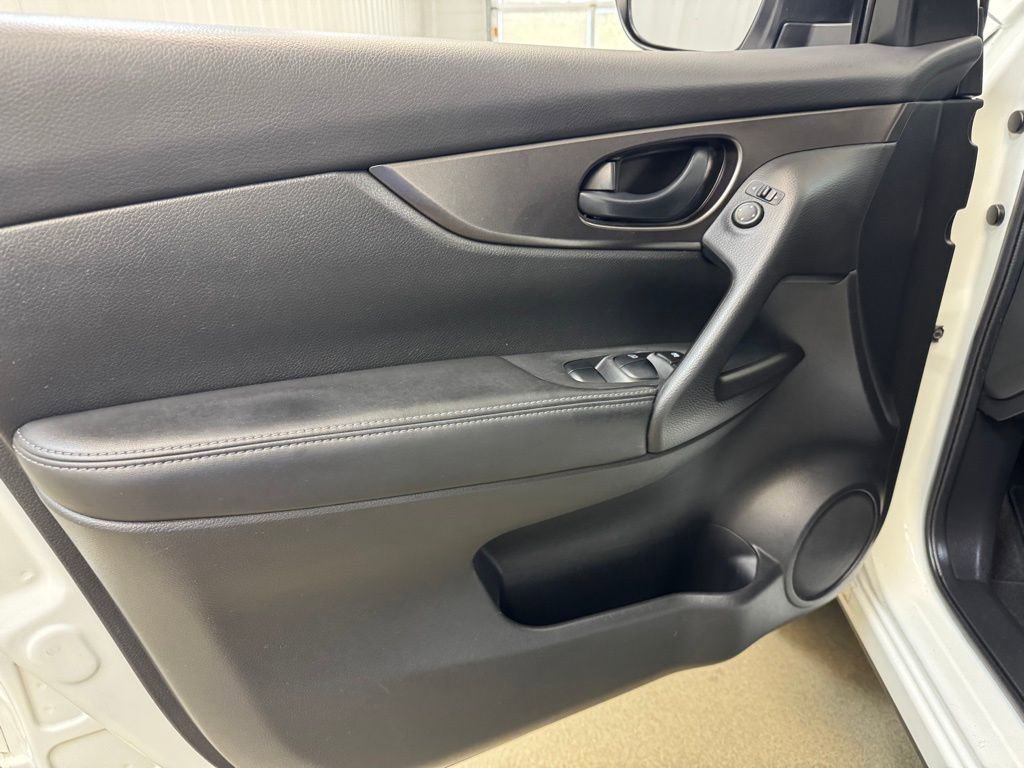 Used 2016 Nissan Rogue S w/ Appearance Package image 8
