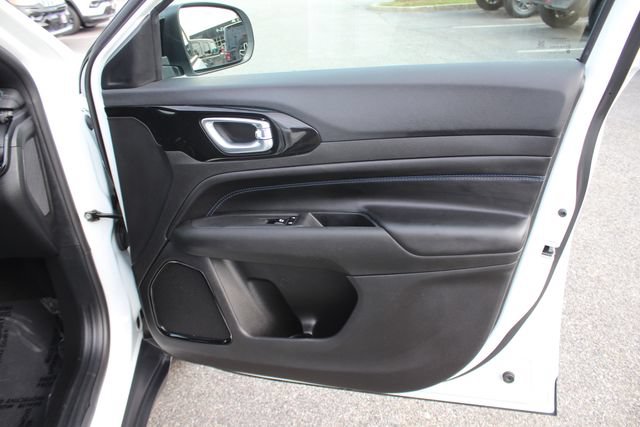 Used 2025 Jeep Compass Latitude w/ Convenience Group AWD/4WD image 31