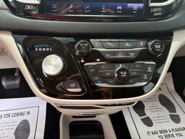 Used 2023 Chrysler Pacifica Touring-L FWD image 18