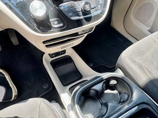 Used 2017 Chrysler Pacifica Touring Plus FWD image 13