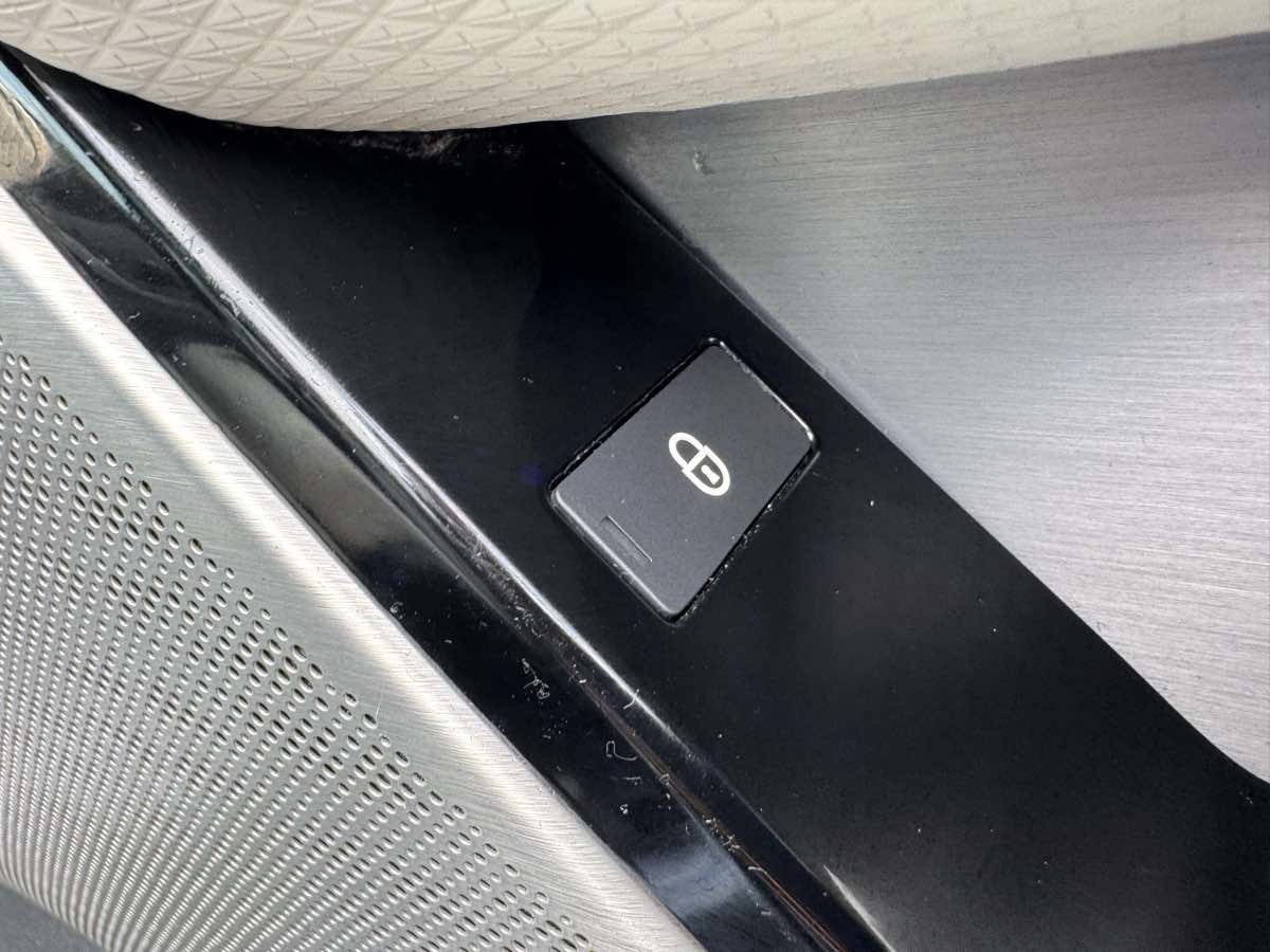 Used 2020 Land Rover Range Rover Velar R-Dynamic S image 33