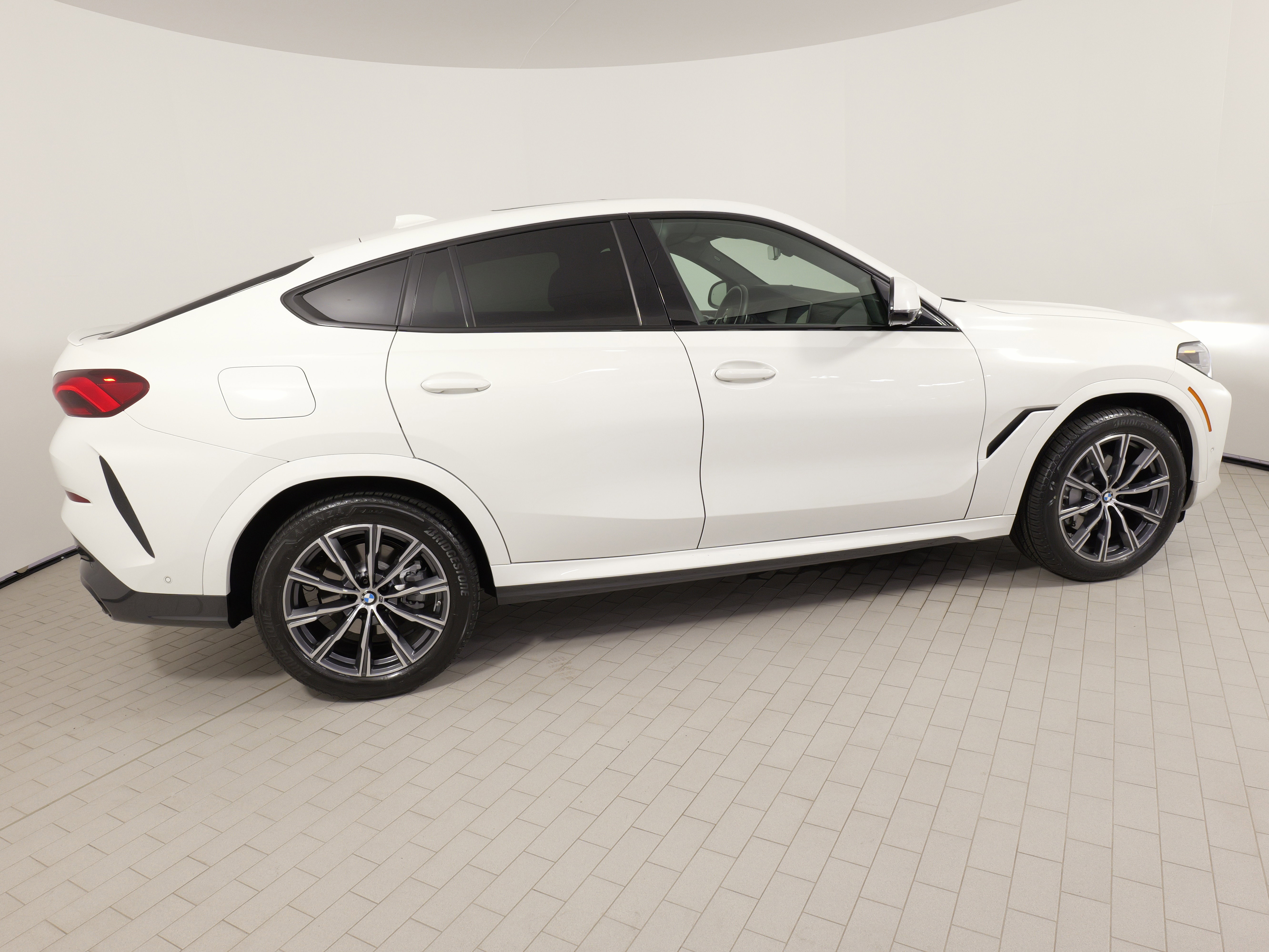 Used 2022 BMW X6 xDrive40i w/ M Sport Package AWD/4WD image 12