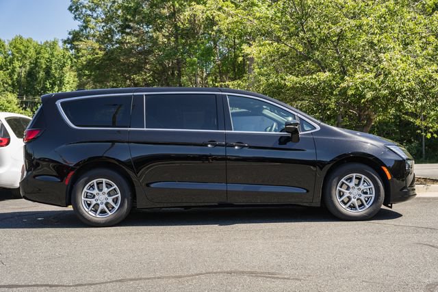 New 2027 Chrysler Pacifica Select FWD image 4