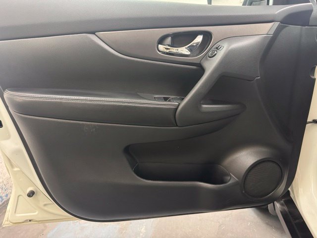 Used 2016 Nissan Rogue SV w/ SV Family Package AWD/4WD image 27
