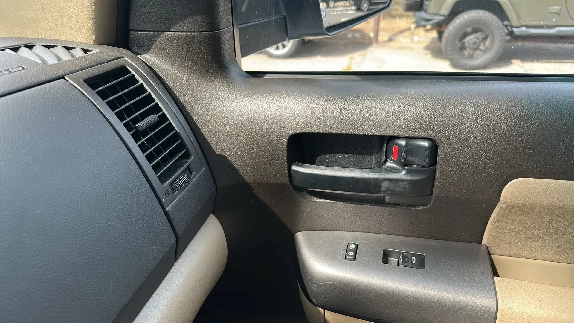 Used 2011 Toyota Sequoia SR5 AWD/4WD image 41