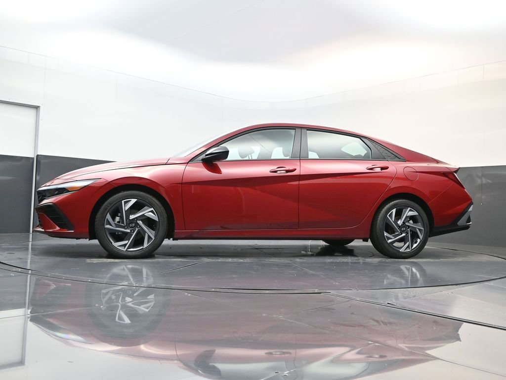 Certified 2025 Hyundai Elantra Sport image 19