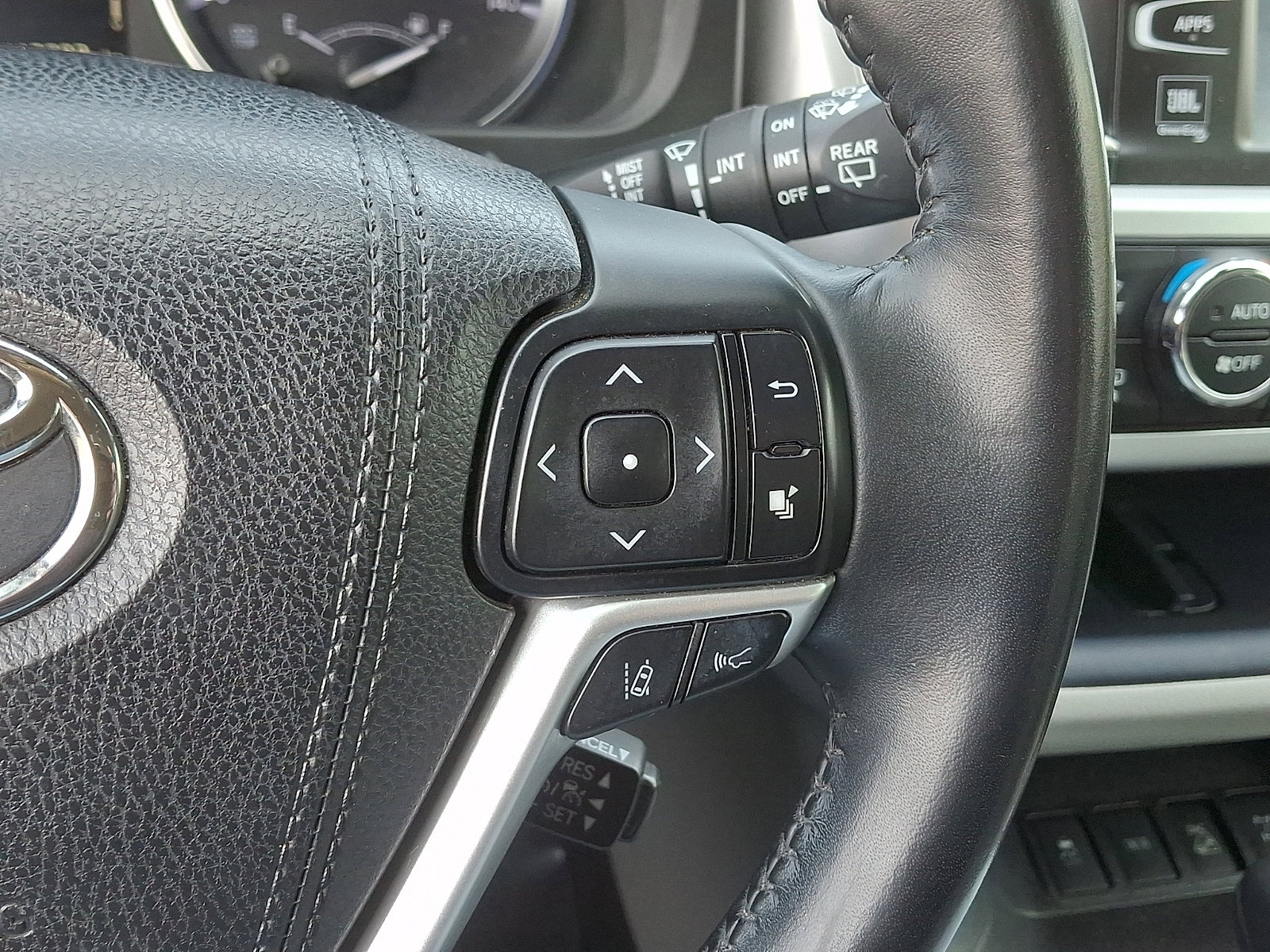 Used 2018 Toyota Highlander Limited image 24