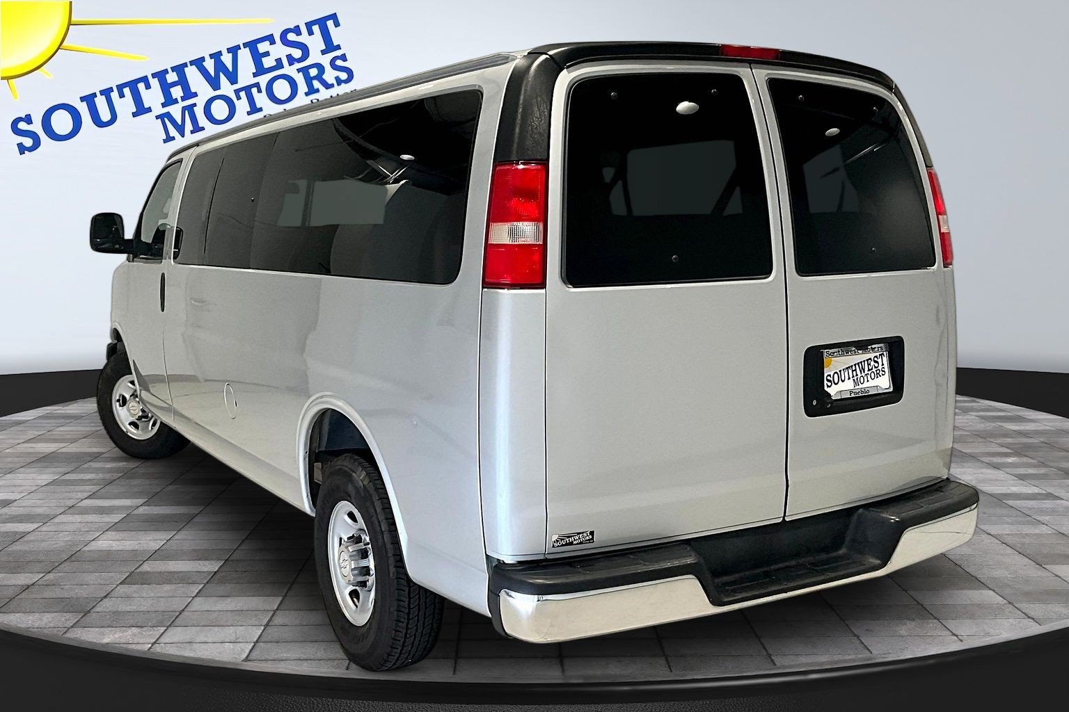 Used 2018 Chevrolet Express 3500 LT w/ LT Preferred Equipment Group RWD image 5