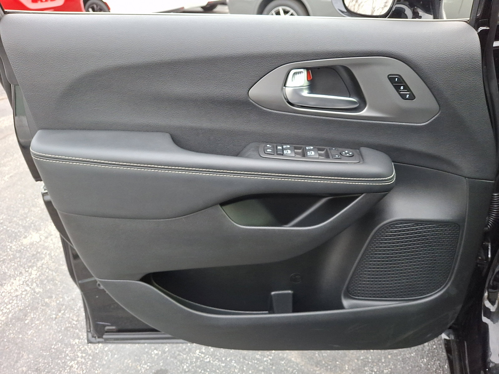 Certified 2025 Chrysler Pacifica Select image 15