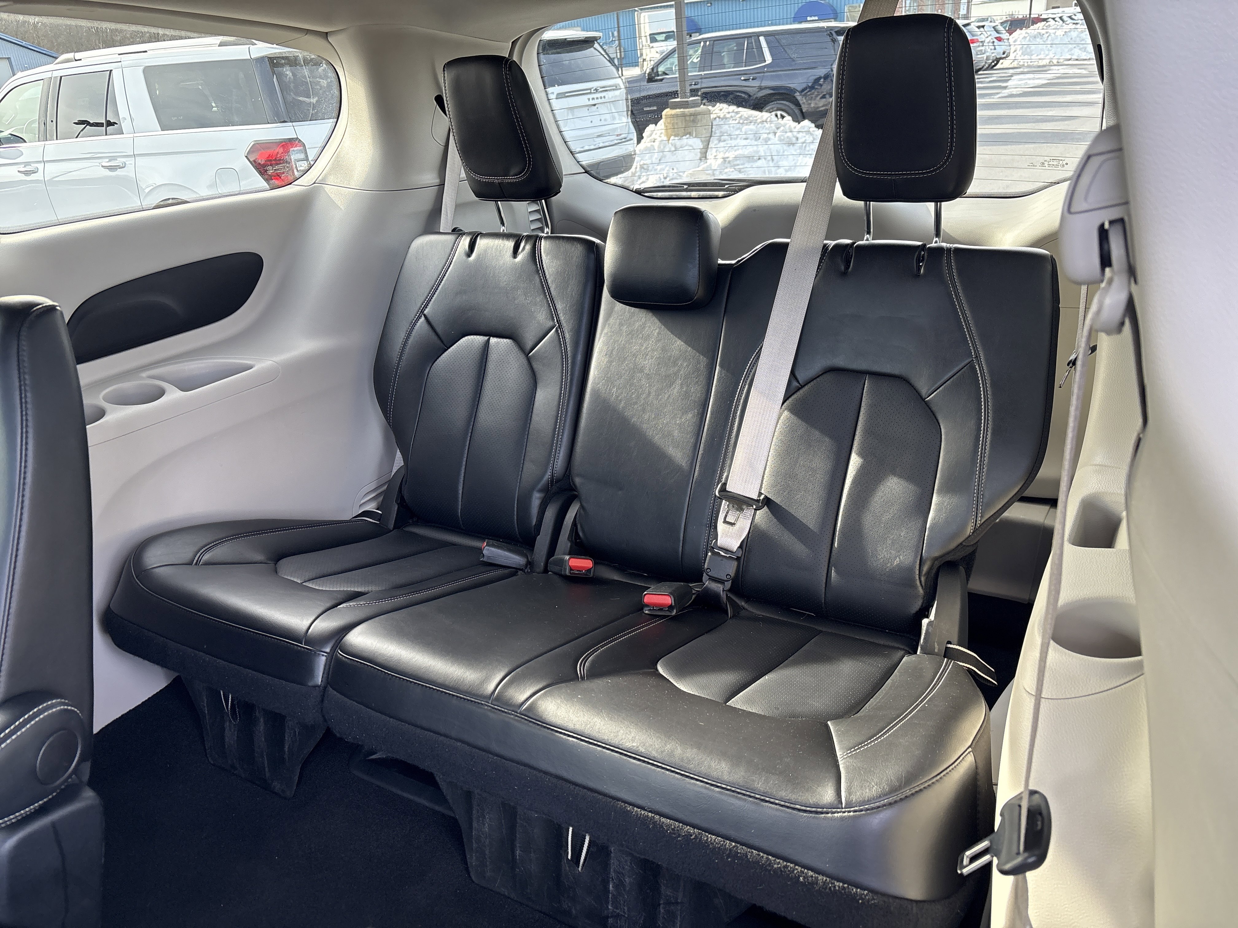 Used 2024 Chrysler Pacifica Touring-L image 14