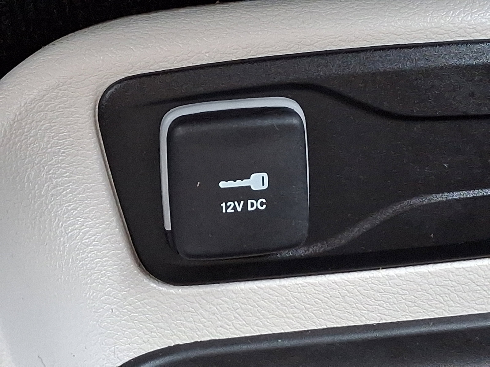 Used 2024 Chrysler Voyager LX image 25