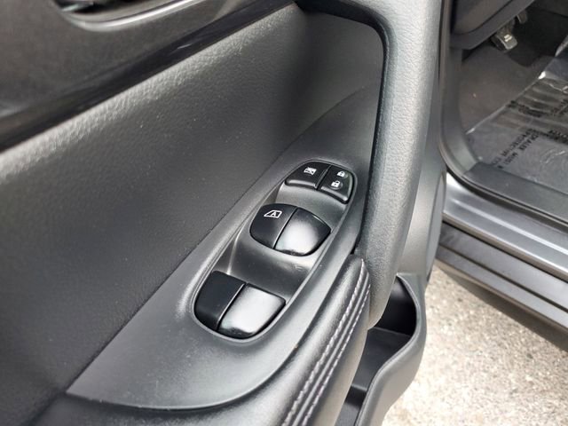 Used 2017 Nissan Rogue SV image 17